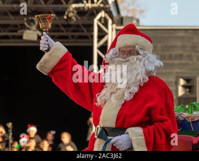 Brentwood UK, le 30 novembre 2010. Événement de Noël 'Éclairage jusqu' Brentwood où l'activation de la ville, les lumières de Noël est célébré par des amuseurs publics, les étals de marché et divers événements. Un père Noël traditionnel, Ian Crédit DavidsonAlamy Live News Banque D'Images