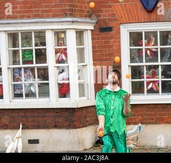 Brentwood UK, le 30 novembre 2010. Événement de Noël 'Éclairage jusqu' Brentwood où l'activation de la ville, les lumières de Noël est célébré par des amuseurs publics, les étals de marché et divers événements. Un jongleur traditionnel. Ian crédit DavidsonAlamy Live News Banque D'Images