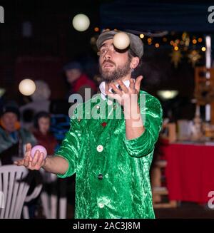 Brentwood UK, le 30 novembre 2010. Événement de Noël 'Éclairage jusqu' Brentwood où l'activation de la ville, les lumières de Noël est célébré par des amuseurs publics, les étals de marché et divers événements. Un jongleur de rue traditionnelles de crédit, Ian DavidsonAlamy Live News Banque D'Images