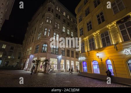 Vienne, Autriche - le 6 novembre 2019 : Schultergasse street, une rue étroite typique d'Innere Stadt en mettant l'accent sur le cinéma Artis, dans le centre-ville de V Banque D'Images