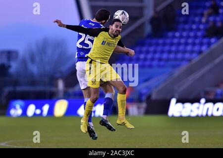 Oldham, UK. 30Th Nov, 2019. OLDHAM, ANGLETERRE - 30 novembre l'Oldham Chris McCann et Burton Albion's Ryan Edwards en action au cours de la FA Cup 2ème tour entre Oldham Athletic et Burton Albion à Boundary Park, Oldham le samedi 30 novembre 2019. (Crédit : Eddie Garvey | MI News) photographie peut uniquement être utilisé pour les journaux et/ou magazines fins éditoriales, licence requise pour l'usage commercial Crédit : MI News & Sport /Alamy Live News Banque D'Images