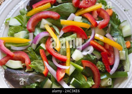 Extreme close up d'une matière première saine avec une salade de légumes colorés et de nutrition, y compris Mélange Printanier (mesclun), épinards, concombres, tomates, re Banque D'Images