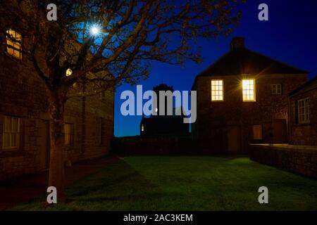 Vue de nuit sur la vieille maison et église St Helens sur Lundy Island au large de la côte nord du Devon UK Banque D'Images