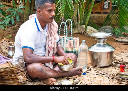 Pondichéry, Inde - décembre 2018, Circa. Pauvres gens Dalit Indien non identifiées prenant le déjeuner sur le sol Banque D'Images