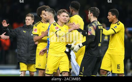 30 novembre 2019, Berlin : Soccer : Bundesliga Hertha BSC - Borussia Dortmund, 13e journée, stade olympique. Après la fin de la saison (4e action de Lukasz à partir de la droite) de Borussia Dortmund tape ses mains avec son coéquipier Roman Bürki (2e à partir de la droite). Axel Witsel de Dortmund (2e de gauche) pose sa main sur le déçu Vedad Ibisevic (3e de gauche) de Hertha BSC. Photo : Andreas Gora/DPA - NOTE IMPORTANTE : en conformité avec les exigences de la DFL Deutsche Fußball Liga ou la DFB Deutscher Fußball-Bund, il est interdit d'utiliser ou avoir utilisé des photographies prises dans le stade et/ou Banque D'Images