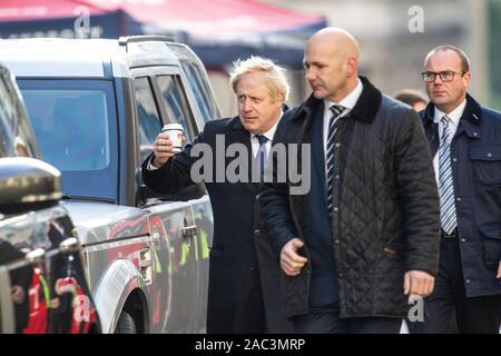 Londres, Royaume-Uni. 30Th Nov 2019. Londres, Royaume-Uni. 30Th Nov 2019. L'image montre le premier ministre britannique, Boris Johnson à la scène sur le côté nord de London Bridge tôt samedi matin. L'incident a commencé juste avant 14h le vendredi, lorsque l'attaquant, qui avait été assistant à l'ensemble d'apprentissage conférence à la justice pénale de poissonnerie située sur le pont de Londres a commencé à poignarder collègues délégués avec deux grands couteaux. Crédit : Jeff Gilbert/Alamy Live News Banque D'Images