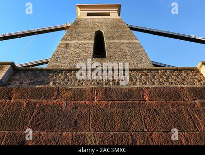 Soutien et de l'est tour de grès rouge de la culée du pont suspendu de Clifton à Bristol UK Banque D'Images
