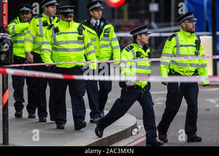 Londres, Royaume-Uni. 30Th Nov 2019. Fin de la police de leur quart de travail sur les lieux de l'attentat de vendredi à poissonnier's Hall à Londres, au Royaume-Uni. Birdge L'incident a commencé juste avant 14h le vendredi, lorsque l'attaquant, qui avait été assistant à l'ensemble d'apprentissage conférence à la justice pénale de poissonnerie située sur le pont de Londres a commencé à poignarder collègues délégués avec deux grands couteaux. 30 novembre 2019, Londres, Angleterre, Royaume-Uni Crédit : Jeff Gilbert/Alamy Live News Banque D'Images