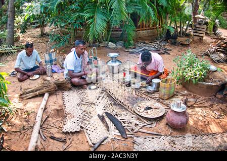 Pondichéry, Inde - décembre 2018, Circa. Pauvres gens Dalit Indien non identifiées prenant le déjeuner sur le sol Banque D'Images