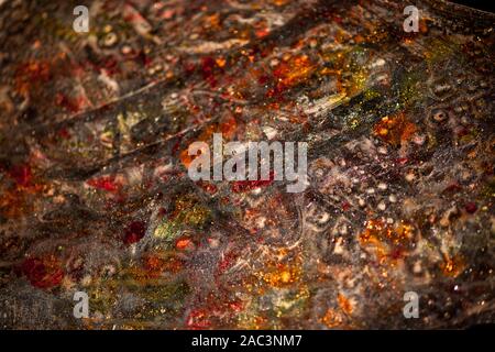 Le rouge et jaune de grungy rouille sur fond d'acier brut Banque D'Images