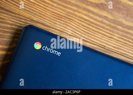 Bichkek, Kirghizistan - juin 6, 2019 : Asus Chromebook. Chromebook bleu sur une table, côté Vue du dessus Banque D'Images