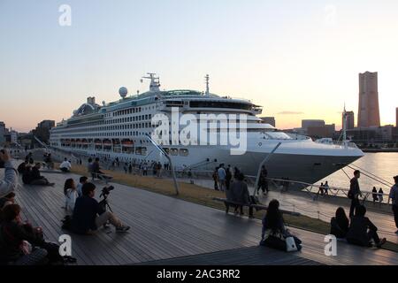 YOKOHAMA, Japon - 15 avril 2017 : Dawn Princess bateau de croisière amarré au quai de Osanbashi Yokohama, Japon. Banque D'Images