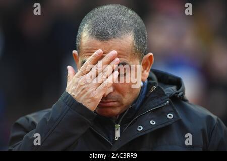 Nottingham, Royaume-Uni. 30Th Nov, 2019. Nottingham Forest Manager, Sabri Lamouchi met sa main sur son visage pendant le match de championnat Sky Bet entre Nottingham Forest et Cardiff City à la masse de la ville de Nottingham, le samedi 30 novembre 2019. (Crédit : Jon Hobley | MI News) photographie peut uniquement être utilisé pour les journaux et/ou magazines fins éditoriales, licence requise pour l'usage commercial Crédit : MI News & Sport /Alamy Live News Banque D'Images