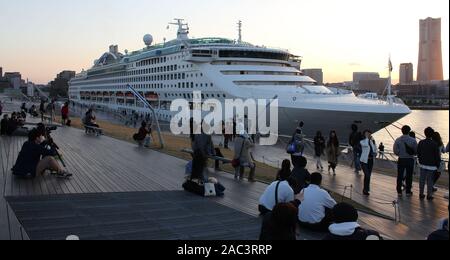 YOKOHAMA, Japon - 15 avril 2017 : Dawn Princess bateau de croisière amarré au quai de Osanbashi Yokohama, Japon. Banque D'Images