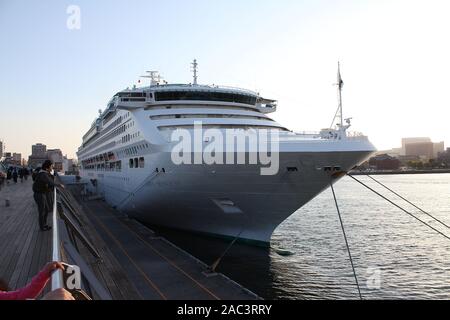 YOKOHAMA, Japon - 15 avril 2017 : Dawn Princess bateau de croisière amarré au quai de Osanbashi Yokohama, Japon. Banque D'Images