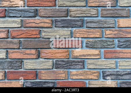 Libre d'un mur de briques colorées faites de briques multicolores Banque D'Images