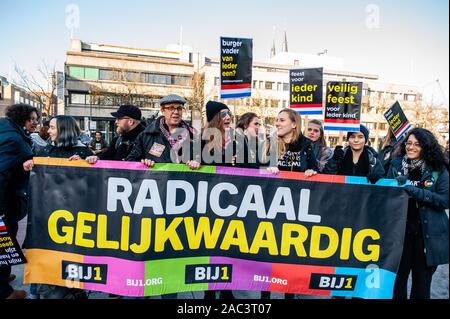 KOZP tenir une grande bannière militants et placardsThe Anti-Zwarte Piet group Kick out Zwarte Piet (KOZP) a organisé un rassemblement contre Saint' aides à face noire, à Eindhoven. Le groupe estime que la forme traditionnelle de Zwarte Piet Piet (noir) est une caricature raciste. De plus, au cours des dernières semaines, certains d'entre eux ont subi des agressions verbales et physiques des attaques racistes. À Eindhoven, autour de cinquante personnes se sont réunies pour s'élever contre le racisme et la violence de la radicalisation de groupes pro-Zwarte Piet. Banque D'Images