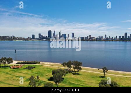 L'avis de South Perth à travers l'eau de la Sir James Mitchell Park à Perth en Australie occidentale Banque D'Images