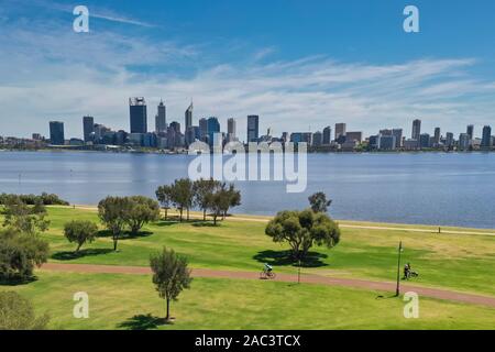 L'avis de South Perth à travers l'eau de la Sir James Mitchell Park à Perth en Australie occidentale Banque D'Images