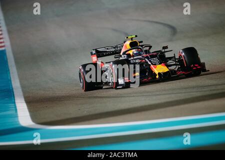 Red Bull Racing a permis thaïlandais Alexander Albon fait concurrence au cours de la séance de qualifications de l'Abu Dhabi F1 Grand Prix sur le Circuit de Yas Marina à Abu Dhabi. Banque D'Images