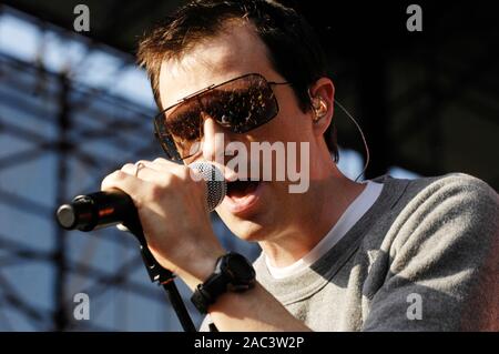 Cuomo de Weezer Rivers effectue au KROQ Weenie Roast 2009 Y Fiesta à Verizon Wireless Amphitheatre le 16 mai 2009 à Irvine. Banque D'Images