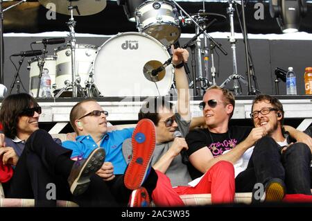 (L-R) Brian Bell, Patrick Wilson, rivières Cuomo, Josh Freese, et Scott Shriner de Weezer en prestation au KROQ Weenie Roast 2009 Y Fiesta à Verizon Wireless Amphitheatre le 16 mai 2009 à Irvine. Banque D'Images