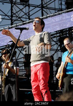 Cuomo de Weezer Rivers effectue au KROQ Weenie Roast 2009 Y Fiesta à Verizon Wireless Amphitheatre le 16 mai 2009 à Irvine. Banque D'Images