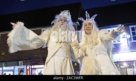 Les divinités d'hiver sur pilotis à l'interrupteur des lumières de Noël sur 2019, à Princes Risborough, España Banque D'Images