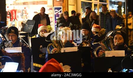 Le Brass Band à l'interrupteur des lumières de Noël sur 2019, à Princes Risborough, España Banque D'Images