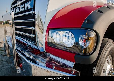 Un 2017 Mack Granite est photographié à Shealy's Truck Center, le 16 novembre 2016, à Columbia, en Caroline du Sud. Banque D'Images