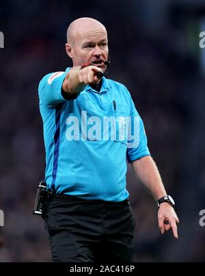 Match arbitre Lee Mason au cours de la Premier League match à Tottenham Hotspur Stadium, Londres. Banque D'Images