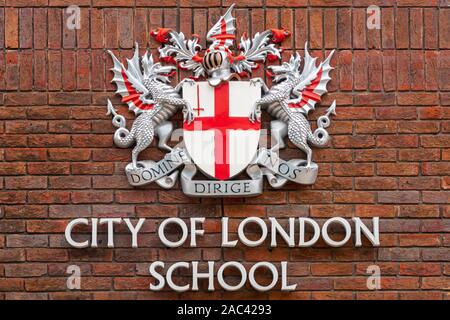 Londres, Royaume-Uni - 10 août 2017 : Les armoiries de la ville de London School sur une façade de briques à Londres. Banque D'Images