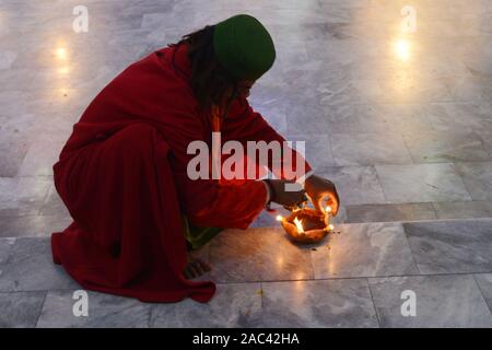 Lahore, Pakistan. 30Th Nov 2019. Les dévots pakistanais personnes prennent part au cours du festival annuel 392th Urs Célébration de Saint Soufi Hazrat Baba Syed Shah Jamal Sohrwardy à Lahore. L'Urs annuel festival est réalisée chaque année sur les 3e, 4e et 5e jours du mois islamique de Rabi' al-Thani. Les trois jours de 392th urs de Saint Soufi Hazrat Baba Syed Shah Jamal Sohrwardy continue pour la deuxième journée à son culte Shah Jamal Road, Ichra, dans la métropole de la province de Lahore. Credit : Pacific Press Agency/Alamy Live News Banque D'Images