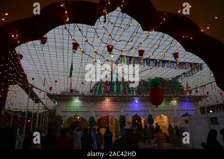 Lahore, Pakistan. 30Th Nov 2019. Les dévots pakistanais personnes prennent part au cours du festival annuel 392th Urs Célébration de Saint Soufi Hazrat Baba Syed Shah Jamal Sohrwardy à Lahore. L'Urs annuel festival est réalisée chaque année sur les 3e, 4e et 5e jours du mois islamique de Rabi' al-Thani. Les trois jours de 392th urs de Saint Soufi Hazrat Baba Syed Shah Jamal Sohrwardy continue pour la deuxième journée à son culte Shah Jamal Road, Ichra, dans la métropole de la province de Lahore. Credit : Pacific Press Agency/Alamy Live News Banque D'Images