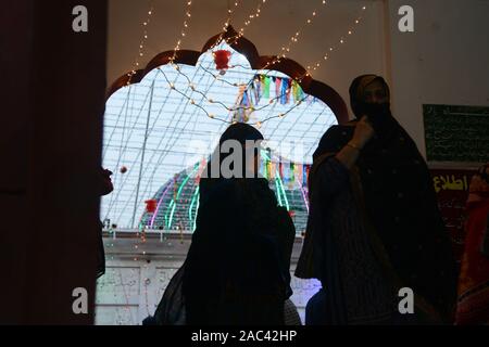 Lahore, Pakistan. 30Th Nov 2019. Les dévots pakistanais personnes prennent part au cours du festival annuel 392th Urs Célébration de Saint Soufi Hazrat Baba Syed Shah Jamal Sohrwardy à Lahore. L'Urs annuel festival est réalisée chaque année sur les 3e, 4e et 5e jours du mois islamique de Rabi' al-Thani. Les trois jours de 392th urs de Saint Soufi Hazrat Baba Syed Shah Jamal Sohrwardy continue pour la deuxième journée à son culte Shah Jamal Road, Ichra, dans la métropole de la province de Lahore. Credit : Pacific Press Agency/Alamy Live News Banque D'Images