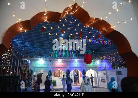 Lahore, Pakistan. 30Th Nov 2019. Les dévots pakistanais personnes prennent part au cours du festival annuel 392th Urs Célébration de Saint Soufi Hazrat Baba Syed Shah Jamal Sohrwardy à Lahore. L'Urs annuel festival est réalisée chaque année sur les 3e, 4e et 5e jours du mois islamique de Rabi' al-Thani. Les trois jours de 392th urs de Saint Soufi Hazrat Baba Syed Shah Jamal Sohrwardy continue pour la deuxième journée à son culte Shah Jamal Road, Ichra, dans la métropole de la province de Lahore. Credit : Pacific Press Agency/Alamy Live News Banque D'Images