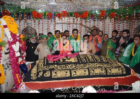 Lahore, Pakistan. 30Th Nov 2019. Les dévots pakistanais personnes prennent part au cours du festival annuel 392th Urs Célébration de Saint Soufi Hazrat Baba Syed Shah Jamal Sohrwardy à Lahore. L'Urs annuel festival est réalisée chaque année sur les 3e, 4e et 5e jours du mois islamique de Rabi' al-Thani. Les trois jours de 392th urs de Saint Soufi Hazrat Baba Syed Shah Jamal Sohrwardy continue pour la deuxième journée à son culte Shah Jamal Road, Ichra, dans la métropole de la province de Lahore. Credit : Pacific Press Agency/Alamy Live News Banque D'Images