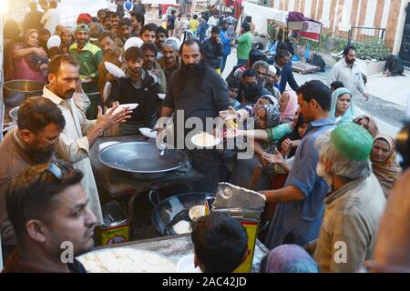 Lahore, Pakistan. 30Th Nov 2019. Les dévots pakistanais personnes prennent part au cours du festival annuel 392th Urs Célébration de Saint Soufi Hazrat Baba Syed Shah Jamal Sohrwardy à Lahore. L'Urs annuel festival est réalisée chaque année sur les 3e, 4e et 5e jours du mois islamique de Rabi' al-Thani. Les trois jours de 392th urs de Saint Soufi Hazrat Baba Syed Shah Jamal Sohrwardy continue pour la deuxième journée à son culte Shah Jamal Road, Ichra, dans la métropole de la province de Lahore. Credit : Pacific Press Agency/Alamy Live News Banque D'Images