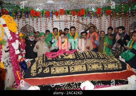 Lahore, Pakistan. 30Th Nov 2019. Les dévots pakistanais personnes prennent part au cours du festival annuel 392th Urs Célébration de Saint Soufi Hazrat Baba Syed Shah Jamal Sohrwardy à Lahore. L'Urs annuel festival est réalisée chaque année sur les 3e, 4e et 5e jours du mois islamique de Rabi' al-Thani. Les trois jours de 392th urs de Saint Soufi Hazrat Baba Syed Shah Jamal Sohrwardy continue pour la deuxième journée à son culte Shah Jamal Road, Ichra, dans la métropole de la province de Lahore. Credit : Pacific Press Agency/Alamy Live News Banque D'Images