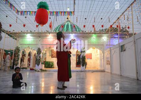 Lahore, Pakistan. 30Th Nov 2019. Les dévots pakistanais personnes prennent part au cours du festival annuel 392th Urs Célébration de Saint Soufi Hazrat Baba Syed Shah Jamal Sohrwardy à Lahore. L'Urs annuel festival est réalisée chaque année sur les 3e, 4e et 5e jours du mois islamique de Rabi' al-Thani. Les trois jours de 392th urs de Saint Soufi Hazrat Baba Syed Shah Jamal Sohrwardy continue pour la deuxième journée à son culte Shah Jamal Road, Ichra, dans la métropole de la province de Lahore. Credit : Pacific Press Agency/Alamy Live News Banque D'Images