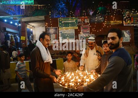 Lahore, Pakistan. 30Th Nov 2019. Les dévots pakistanais personnes prennent part au cours du festival annuel 392th Urs Célébration de Saint Soufi Hazrat Baba Syed Shah Jamal Sohrwardy à Lahore. L'Urs annuel festival est réalisée chaque année sur les 3e, 4e et 5e jours du mois islamique de Rabi' al-Thani. Les trois jours de 392th urs de Saint Soufi Hazrat Baba Syed Shah Jamal Sohrwardy continue pour la deuxième journée à son culte Shah Jamal Road, Ichra, dans la métropole de la province de Lahore. Credit : Pacific Press Agency/Alamy Live News Banque D'Images