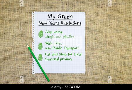 Mes résolutions de nouvelles années vert rubrique avec résolutions écologiques écrits sur du papier de chanvre. Concept Zéro déchet Banque D'Images