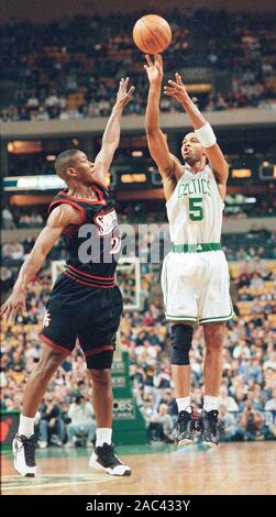 Boston Celtics # 5 Ron Mercer en match de basket-ball action contre # 21 Sixers Larry Hughes au Fleet Center de Boston MA USA mar15,1999 photo de Bill belknap Banque D'Images