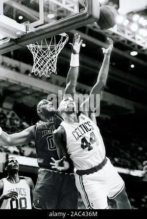 Boston Celtics #  44 Rick Fox tire sur Washington Bullets # 00 Kevin Duckworth en action de jeu de basket-ball au Fleet Center de Boston Ma 1 Avril, 1994 photo de Bill Belknap Banque D'Images