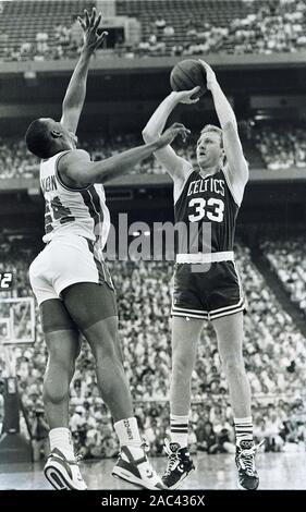 Boston Celtics # 33 Larry Bird tire sur les Detroit Pistons Rick Mahorn en action pendant le match de basket-ball NBA playoffs 1988 à Detroit Michigan USA mai 1988 photo de Bill belknap Banque D'Images