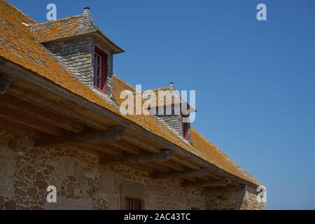 18-07-23 Saint Malo, France - Maison typiquement méditerranéenne en été après-midi Banque D'Images