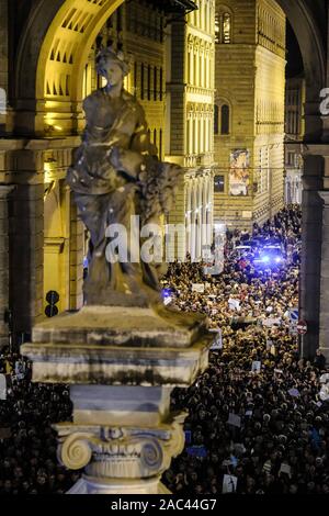 Piazza della Repubblica, le premier rassemblement de la Toscane de la Sardine (mouvement Claudio Fusi/Fotogramma, Florence - 2019-11-30) p.s. la foto e' utilizzabile nel rispetto del contesto dans cui e' stata scattata, e senza intento del diffamatorio decoro delle persone rappresentate Banque D'Images