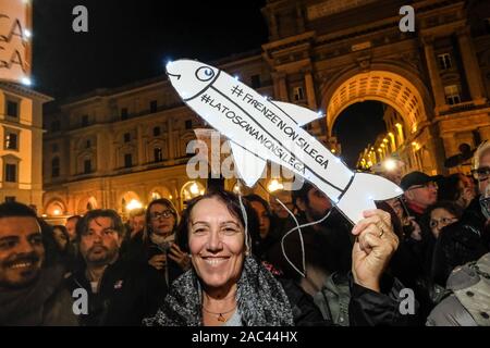 Piazza della Repubblica, le premier rassemblement de la Toscane de la Sardine (mouvement Claudio Fusi/Fotogramma, Florence - 2019-11-30) p.s. la foto e' utilizzabile nel rispetto del contesto dans cui e' stata scattata, e senza intento del diffamatorio decoro delle persone rappresentate Banque D'Images