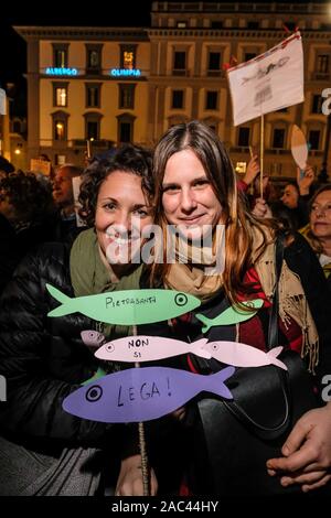 Piazza della Repubblica, le premier rassemblement de la Toscane de la Sardine (mouvement Claudio Fusi/Fotogramma, Florence - 2019-11-30) p.s. la foto e' utilizzabile nel rispetto del contesto dans cui e' stata scattata, e senza intento del diffamatorio decoro delle persone rappresentate Banque D'Images