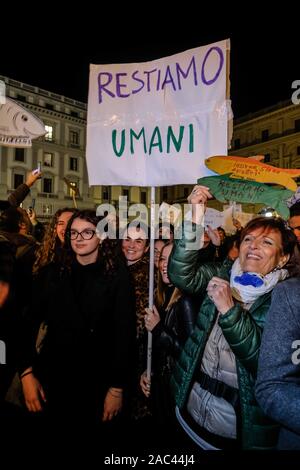 Piazza della Repubblica, le premier rassemblement de la Toscane de la Sardine (mouvement Claudio Fusi/Fotogramma, Florence - 2019-11-30) p.s. la foto e' utilizzabile nel rispetto del contesto dans cui e' stata scattata, e senza intento del diffamatorio decoro delle persone rappresentate Banque D'Images